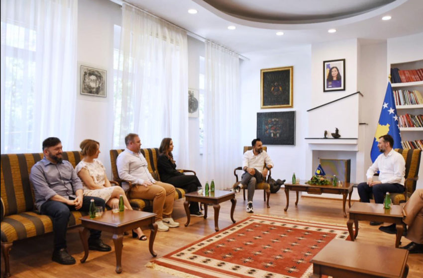  Ministri Çeku mirëpret drejtorin e Teatrit të Gjilanit dhe aktorët e shfaqjes “a.y.l.a.n”