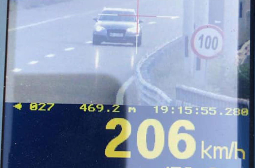  Gjobitet shoferi që voziste 206 km/h aty ku kufizimi i shpejtësisë ishte 100 km/h