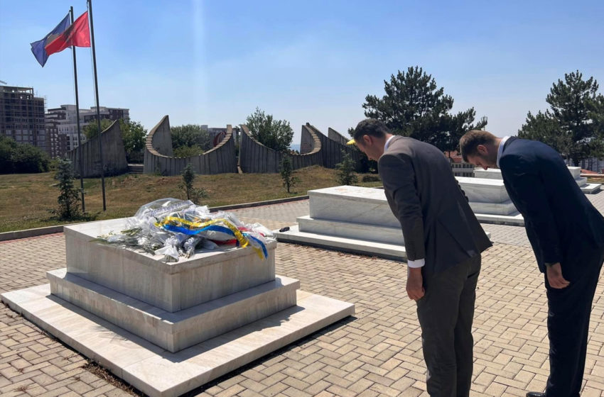  Kryetari Glauk Konjufca bëri homazhe te varri i Adem Demaçit