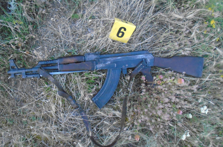 Sekuestrohet një armë AK-47 dhe identifikohen dy të dyshuarit të përfshirë në rast