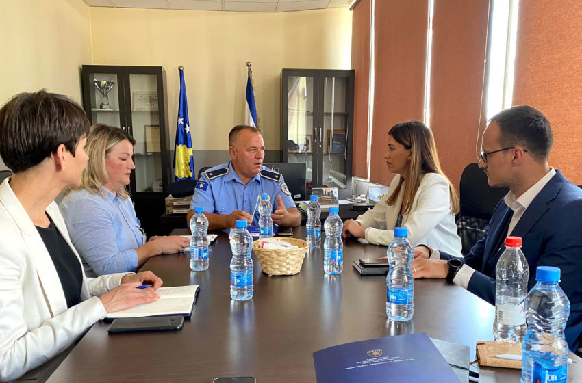  Ministrja Haxhiu mbyllë aktivitetin e saj me vizitën që i bëri Stacionit Policor në Gjilan