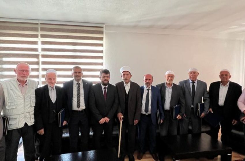  Naim efendi Aliu, kryetar i KBI-së së Gjilanit me bashkëpunëtorë priti ish udhëheqësit e institucioneve fetare