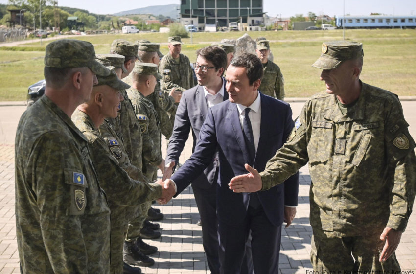  Kryeministri Kurti viziton kazermat FSK-së, “Adem Jashari” dhe “Evropianët e Rinj”