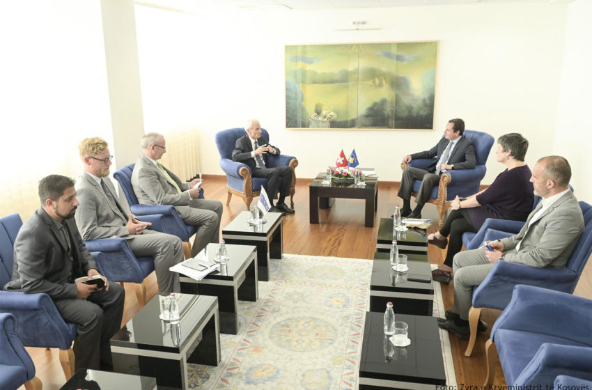  Kryeministri Kurti priti në takim ambasadorin e Zvicrës, Thomas Kolly dhe ambasadorin e OSBE-së në Kosovë, Michael Davenport