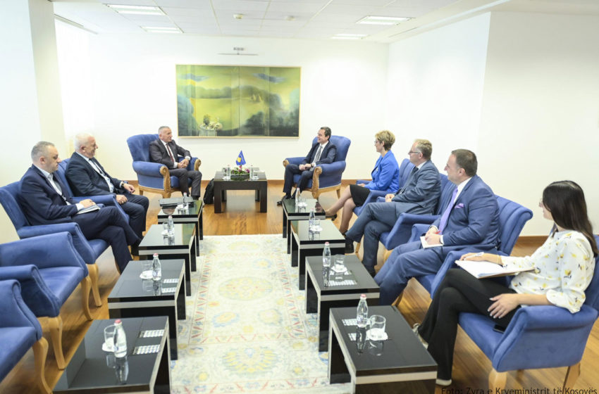  Kryeministri Kurti e priti në takim deputetin shqiptar në Kuvendin e Serbisë, Shaip Kamberi dhe kryetarin e Bujanocit, Nagip Arifi