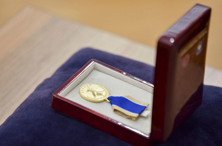  Presidentja Osmani dekoron me Medaljen Presidenciale Ushtarake trupat paqeruajtëse sllovene në kuadër të NATO-s, në Kosovë