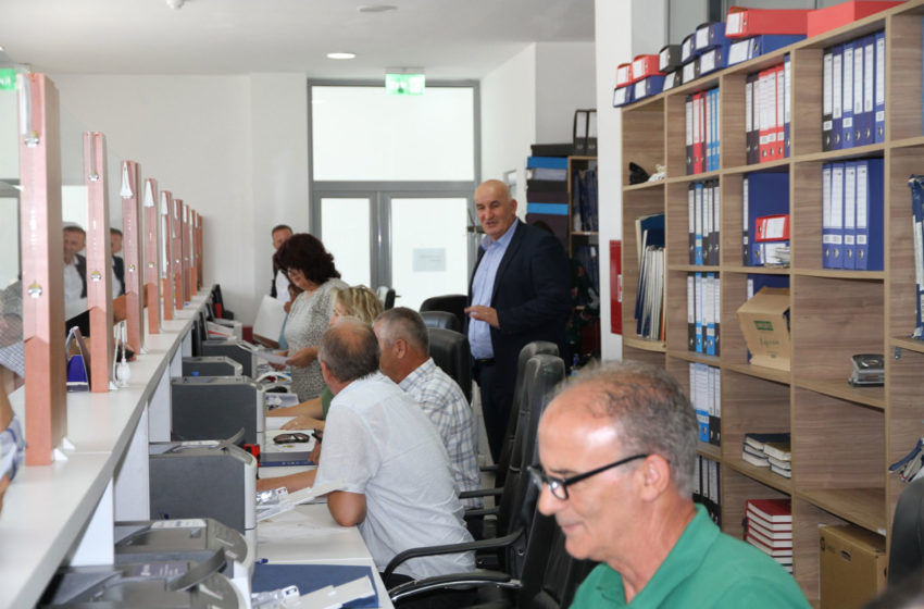  Kryetari Sokol Haliti vizitoi punëtorët e sektorit publik të komunës së Vitisë