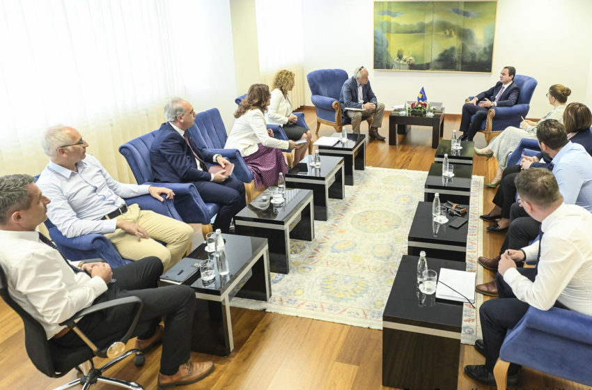  Kryeministri Kurti priti në takim Bordin e Shërbimit Spitalor dhe Klinik Universitar të Kosovës