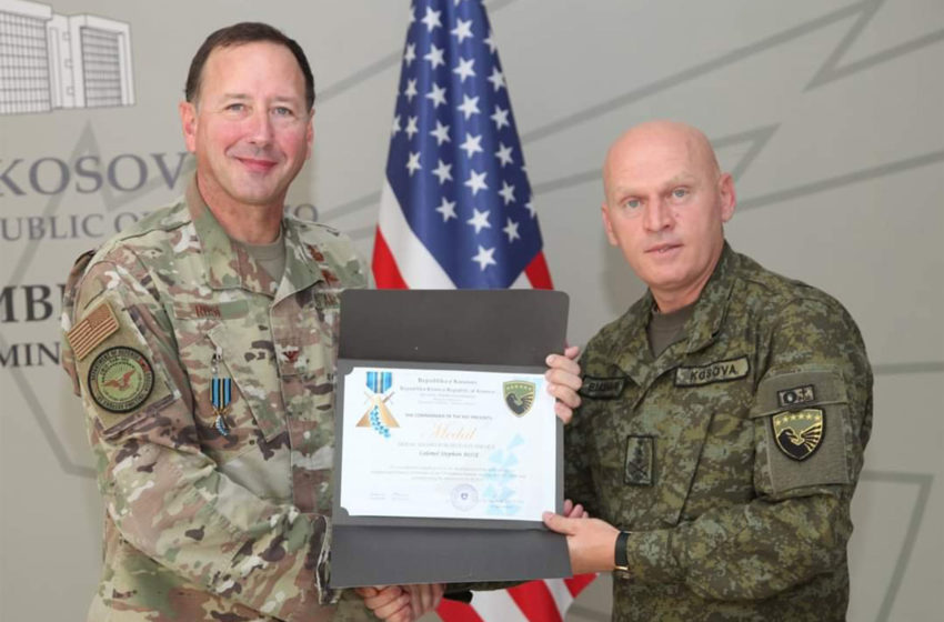  Komandanti i FSK-së dekoron Atasheun e Mbrojtjes se Shteteve të Bashkuara të Amerikës