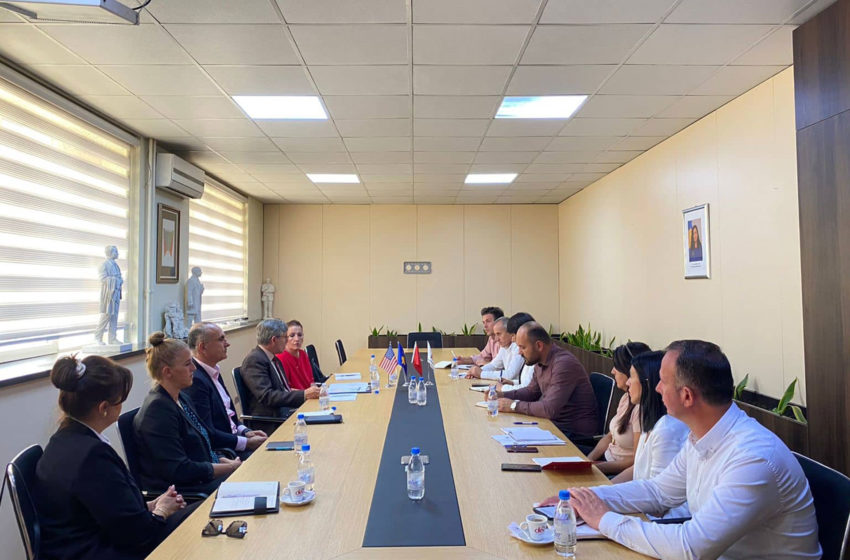  Pas nënshkrimit të memorandumit të mirëkuptimit, ekipi i USAID KMI viziton Gjilanin