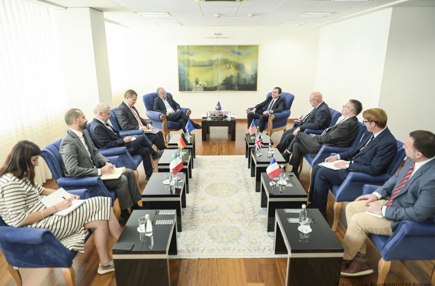  Kryeministri Kurti takoi shefin e Zyrës së BE-së në Kosovë dhe ambasadorët e vendeve të Quint-it