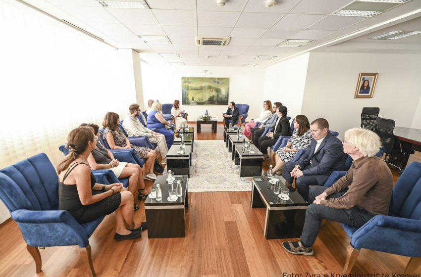  Kryeministri Kurti priti në takim seminaristët e Seminarit të 40-të Ndërkombëtar për Gjuhën, Letërsinë dhe Kulturën Shqiptare