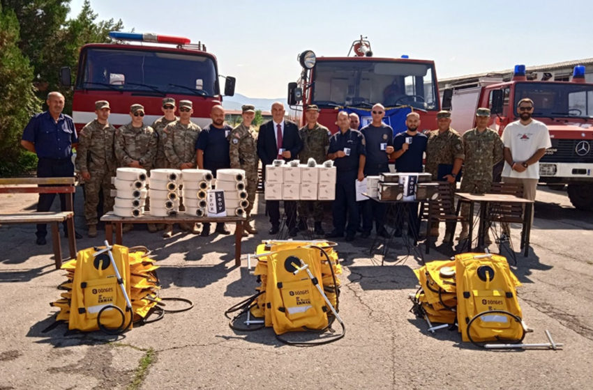  KFOR-i ndihmon zjarrfikësit vitias me pajisje në luftën kundër zjarrit