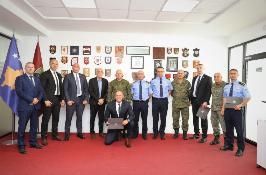  Komandanti i FSK-së ndanë mirënjohje për Policinë e Kosovës