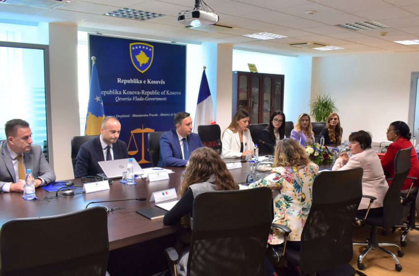 Ministrja Haxhiu priti në takim delegacionin francez, shoqëruar nga ambasadorja e Republikës së Francës në Kosovë, Marie-Christine Butel