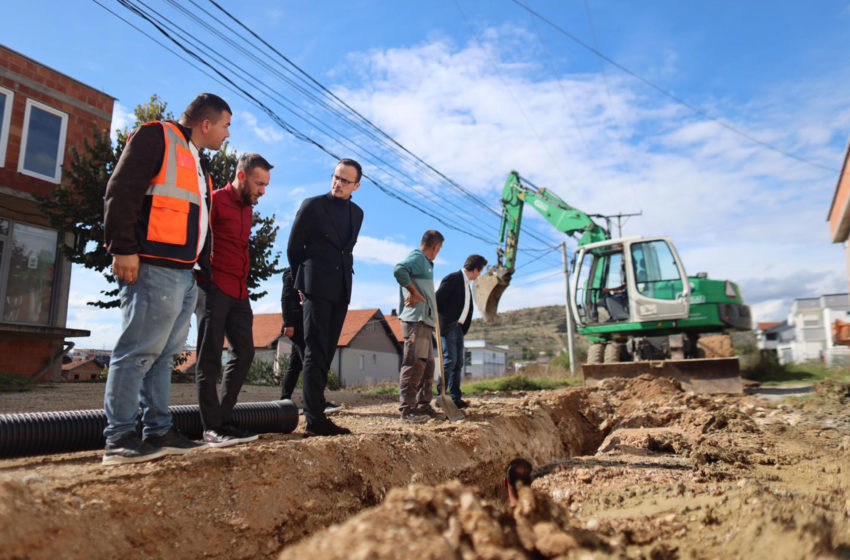  Kryetari Hyseni viziton punimet në shtrirjen e rrjetit të kanalizimit në rrugën “Shyt Mareci” të Dheut të Bardhë