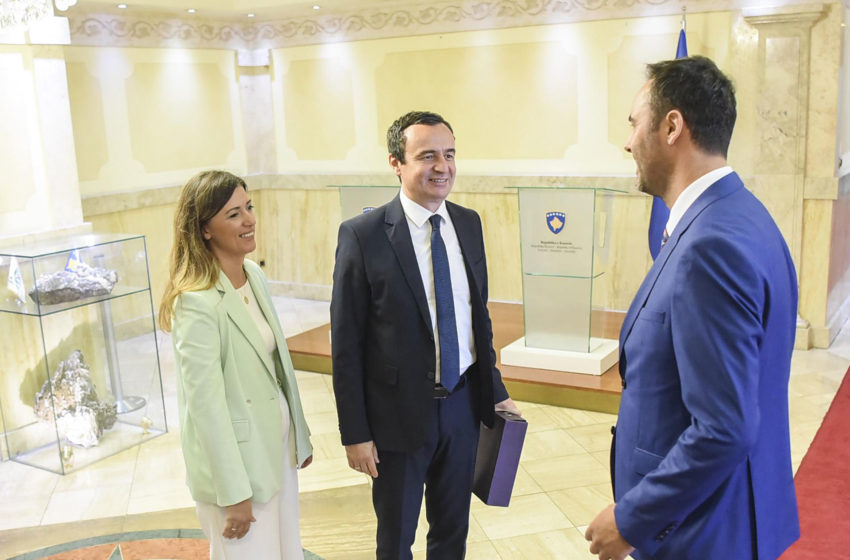  Kryeministri Kurti dhe Ministrja Haxhiu dorëzuan në Kuvend dosjen e dokumenteve për vettingun