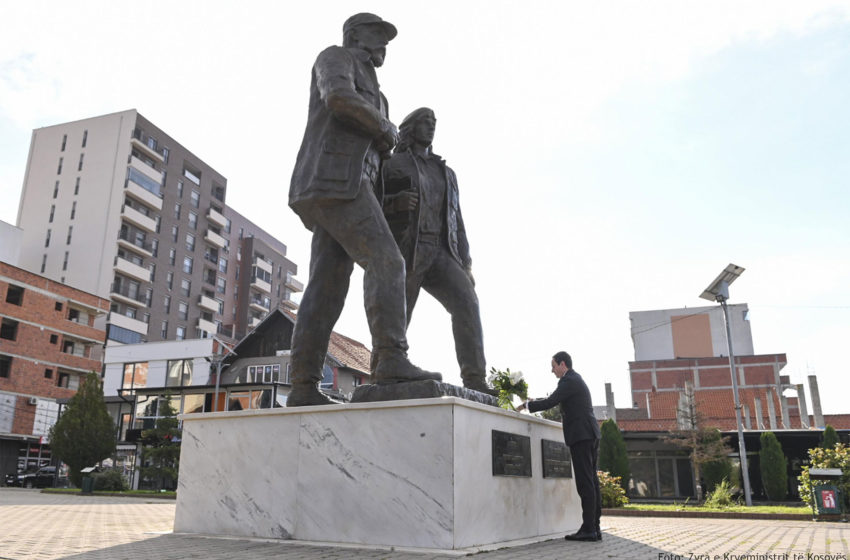  Në 24-vjetorin e rënies heroike të Fehmi dhe Xhevë Lladrovcit, kryeministri Kurti bëri homazhe në Drenas