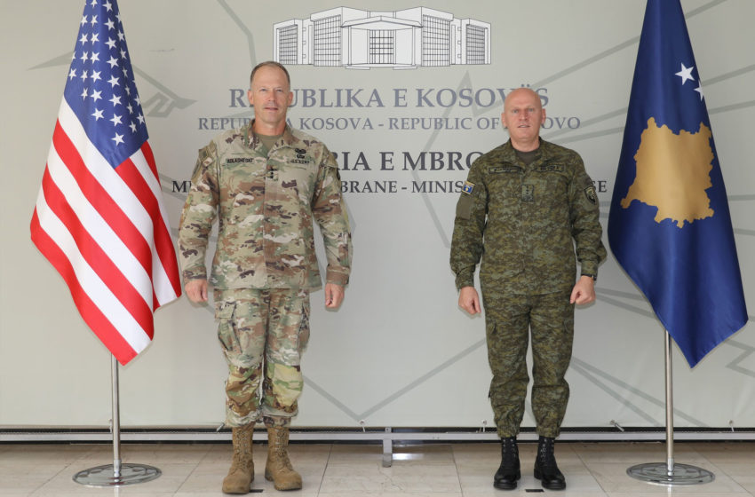  Gjenerallejtënant Bashkim Jashari priti në zyrën e tij Komandantin e Korpusit të V-të të Ushtrisë Amerikane GLT Kolasheski