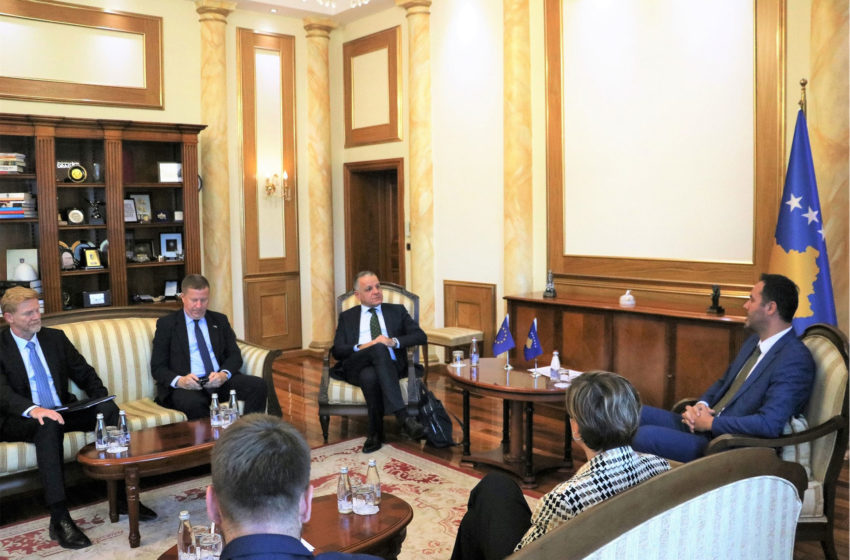  Kryetari i Kuvendit, Glauk Konjufca priti në takim Shefin e Njësisë për Kosovë pranë Komisionit Evropian, Vassilis Maragos