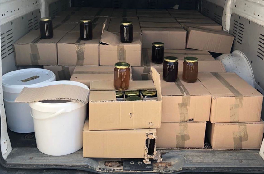  Dogana ndalon automjetin ku janë gjetur 660 kg mjaltë industriale e kontrabanduar