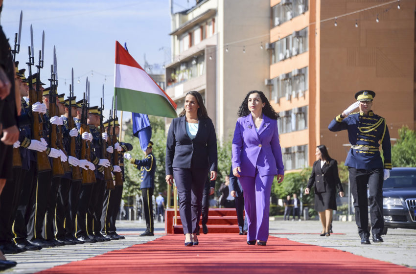  Pritje me nderime të larta shtetërore e presidentes së Hungarisë, Katalin Novák