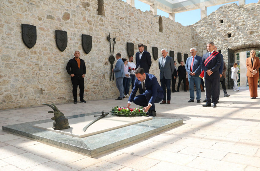  Kryetari Glauk Konjufca vizitoi Lezhën dhe bëri nderime te Memoriali i Skënderbeut