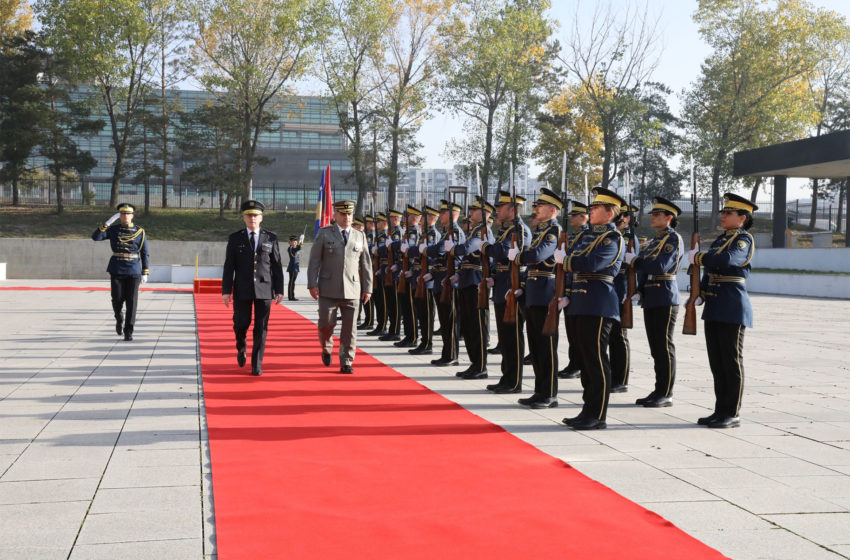  Shefi i Shtabit të Forcave të Armatosura të Republikës së Shqipërisë, gjeneral brigade, Arben Kingji, pritet me nderimet më të larta ushtarake