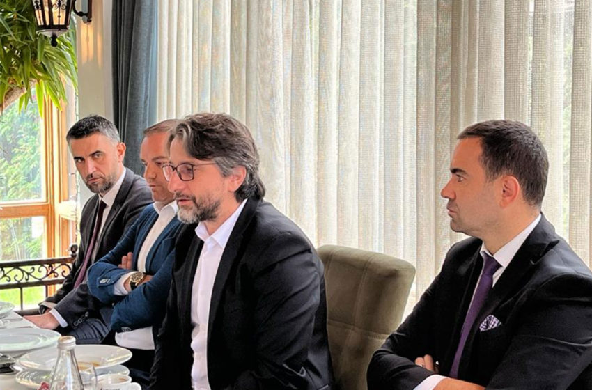  Kryetari i Prishtinës diskuton me anëtarët e Odës Amerikane lidhur me zhvillimin e qytetit