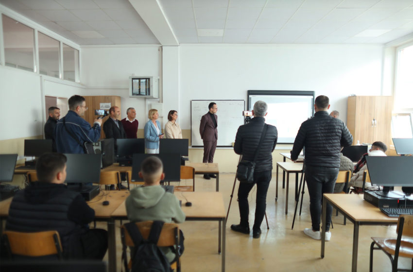  Kryetari Hyseni viziton shkollën “Dëshmorët e Kombit” në Livoç dhe shkollën “Mehmet Isai”, për t’ua uruar vitin e ri shkollor
