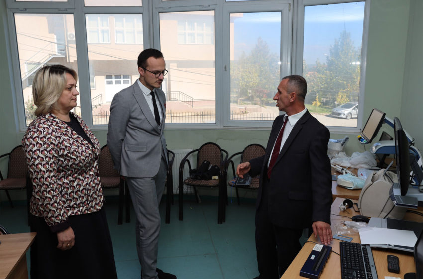  Me rastin e shënimit të Javës së Njeriut me Shkop të Bardhë, kryetari Hyseni viziton Shoqatën e të Verbërve në Gjilan