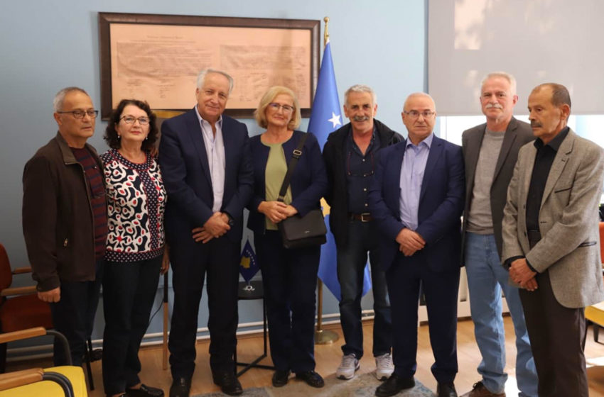  Ministri i Shëndetësisë i Republikës së Kosovës, Rifat Latifi, priti sot një grup të anesteziologëve të pensionuar