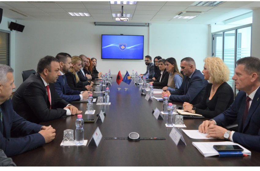  Ministrja Haxhiu priti në takim një delegacion nga Republika e Shqipërisë