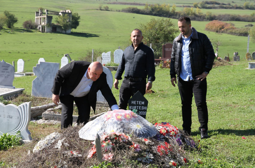  Kryetari Haliti vendosi kurora lulesh në nderim të ish zyrtarit komunal Hetem Kurteshi