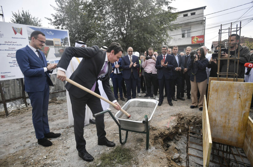  Kryeministri Kurti bashkë me ambasadorin e Katarit dhe kryetarin e Gjilanit vendosin gurëthemelin e QMF-së në Gjilan