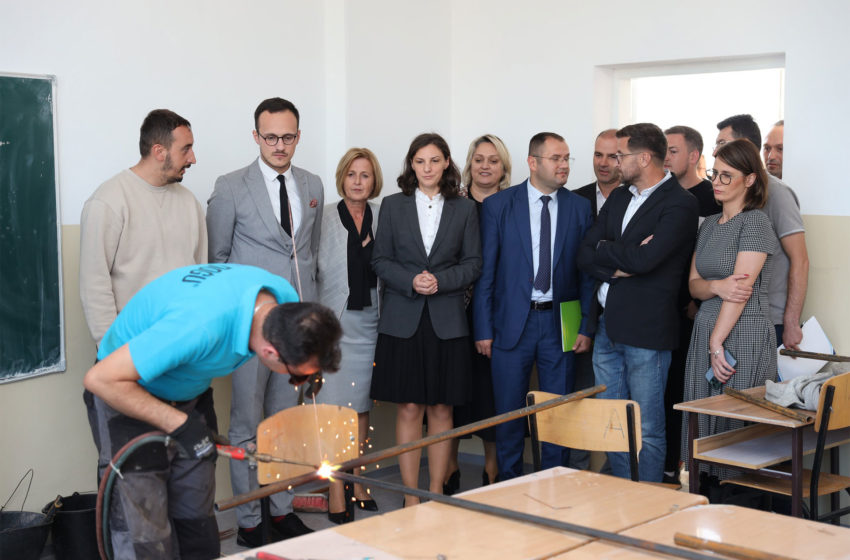  Kryetari Hyseni dhe ministrja Rizvanolli vizitojnë shkollën “Mehmet Isai” për të parë nga afër projektin për efiçiencë të energjisë