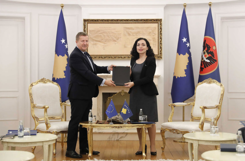  Presidentja Osmani pranoi raportin e Komisionit Evropian për Kosovën për vitin 2022 nga ambasadori Szunyog
