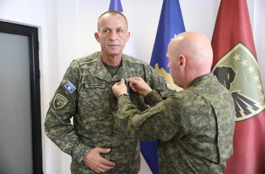  Komandanti i FSK-së ndanë medaljen e karrierës për kolonel Shaip Haziri