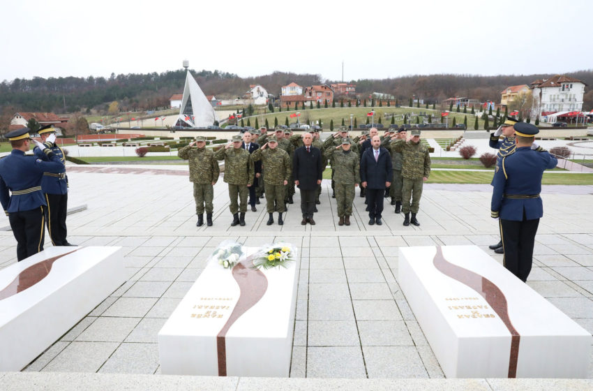 Delegacioni i lartë nga Ministria e Mbrojtjes dhe FSKA-ja bënë homazhe në kompleksin memorial në Prekaz