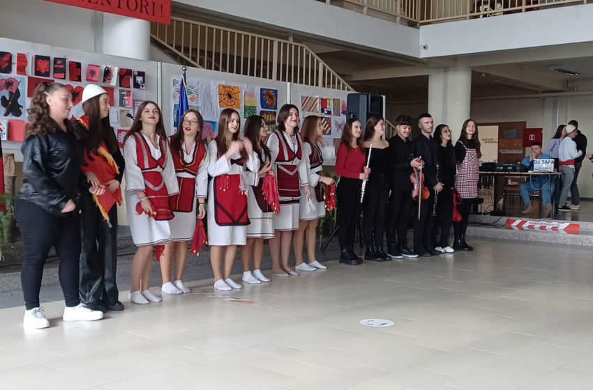  Program i pasur i nxënësve të Gjimnazit “Xhavit Ahmeti”, në 110-vjetorin e ngritjes së Flamurit Kombëtar
