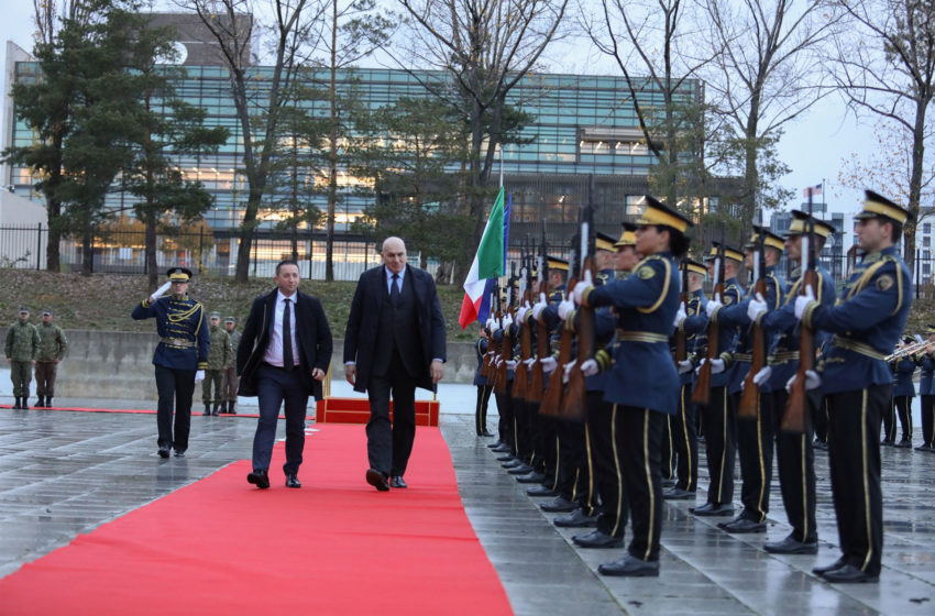  Ministri Mehaj priti me nderime të larta ushtarake Ministrin e Mbrojtjes së Italisë, Guido Crosetto