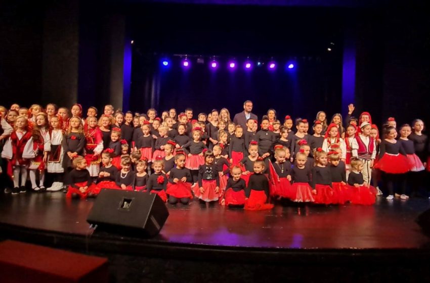  “Dancing House” mbajti koncertin për fëmijë “Festojmë Kuq e Zi”