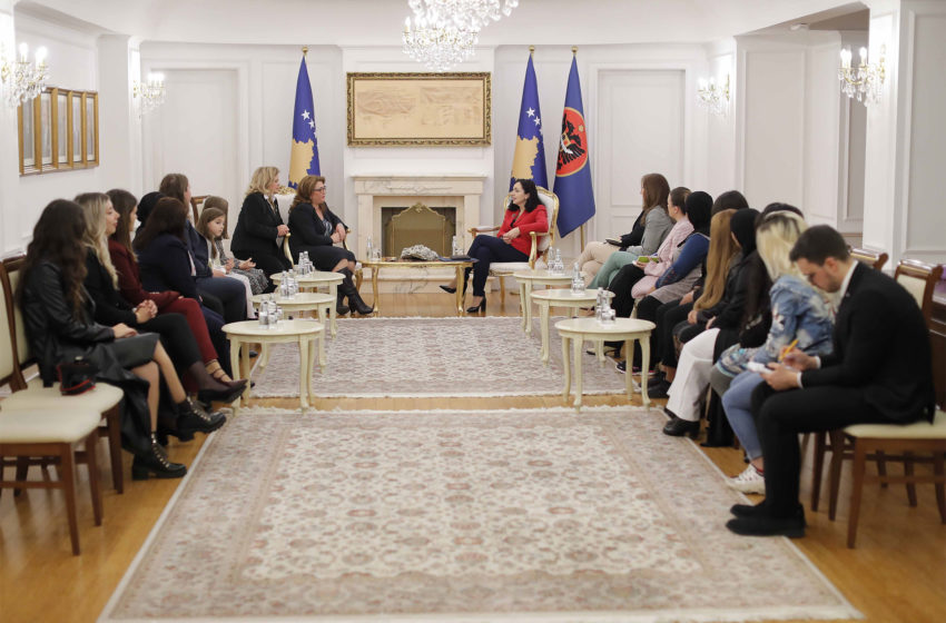  Presidentja Osmani priti në takim një grup të grave të komuniteteve rom, ashkali dhe egjiptian