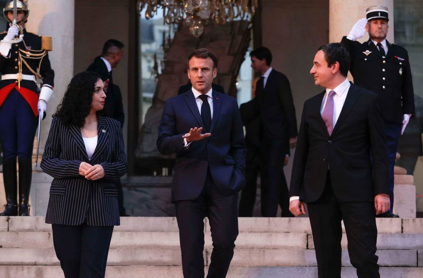  Presidentja Vjosa Osmani dhe Kryeministri Albin Kurti u pritën në Pallatin Élysee nga Presidenti Franceze, Emmanuel Macron