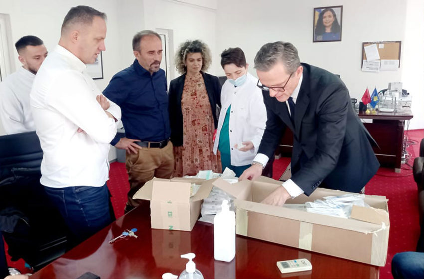  Spitali i Gjilanit pranon donacionin nga bashkatdhetari Dr. Ten Kamberi, anesteziolog me punë në Lille të Francës