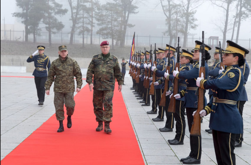  Komandanti i FSK-së, Gjenerallejtënant Bashkim Jashari priti me ceremoni zyrtare Shefin e Mbrojtjes së Gjermanisë, Gjeneral Eberhard Zorn
