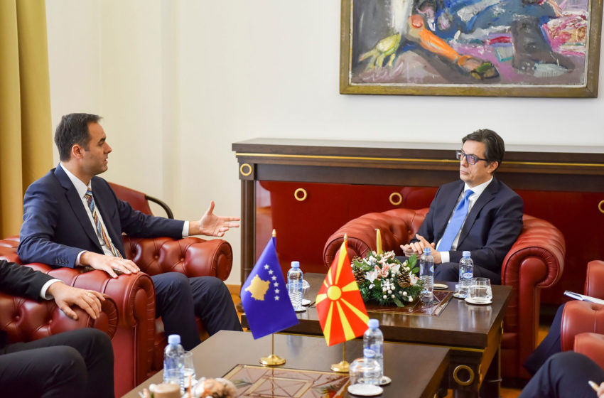  Kryetari i Kuvendit, Glauk Konjufca u prit në takim nga presidenti Stevo Pendarovski