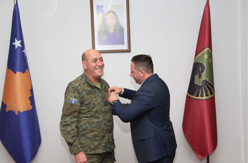  Ministri Mehaj i ndau medaljen për shërbim të shquar Gjeneral brigade Nazmi Brahimajt