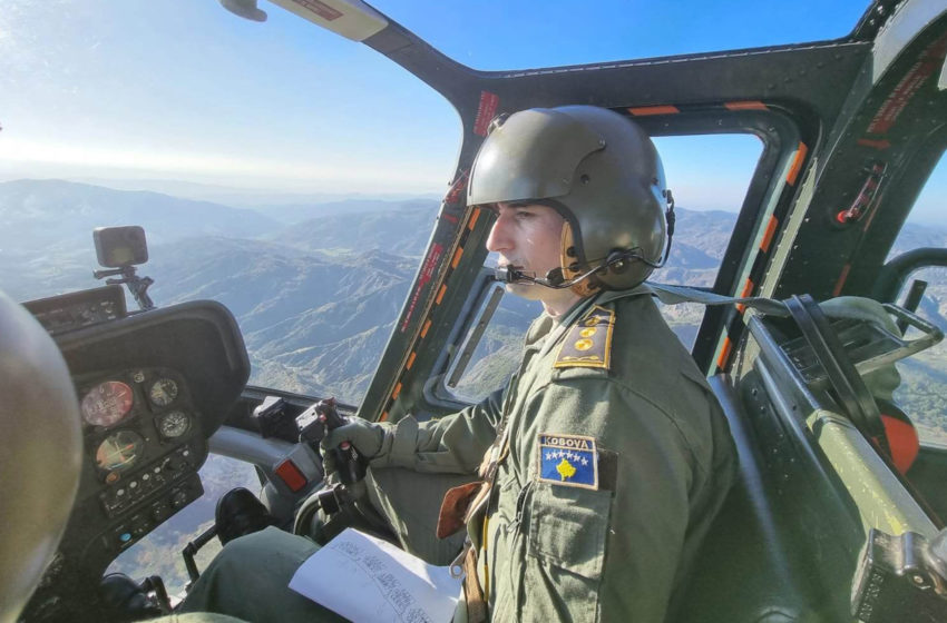  Pilotët e FSK-së përfunduan sukseshëm programin e rifreskimit teorik dhe praktik të fluturimeve me helikopter