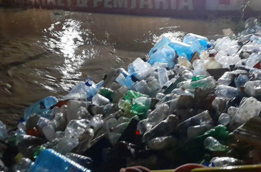  Apel qytetarëve të mos hedhin mbeturina në shtretërit e lumenjve dhe hapësira publike, si pasojë e të cilave po bllokohet rrjedha e ujit të lumenjve